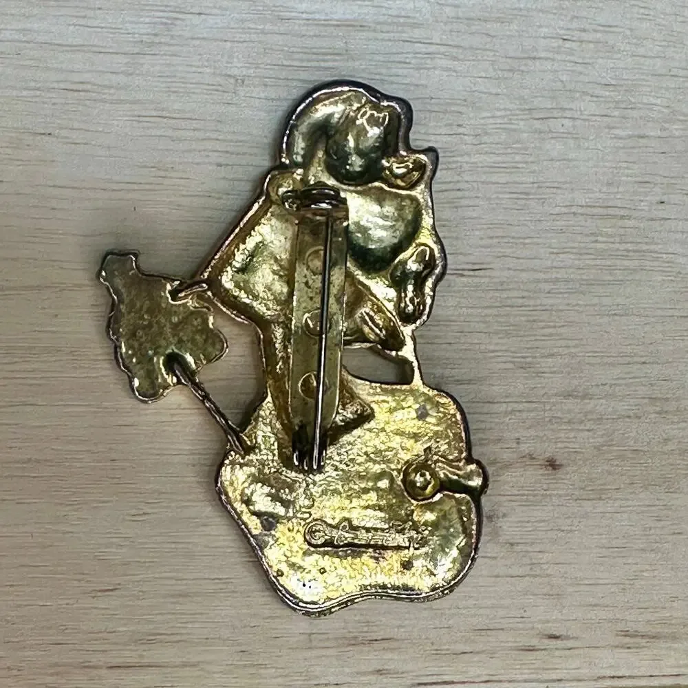 FUN enamel/gold‎ Holiday brooch Santa Claus golfing with Christmas tree flag